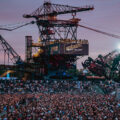 Publikum beim splash! Festival in Ferropolis vor den Tagebau-Baggern