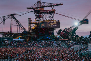 Publikum beim splash! Festival in Ferropolis vor den Tagebau-Baggern
