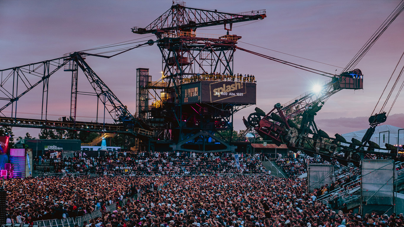 Publikum beim splash! Festival in Ferropolis vor den Tagebau-Baggern